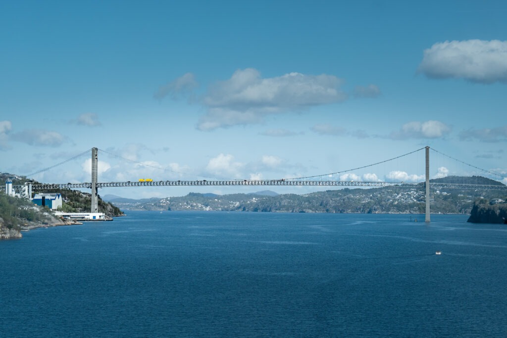 Blick auf hohe Brücke, vom Schiff aus, Norwegen