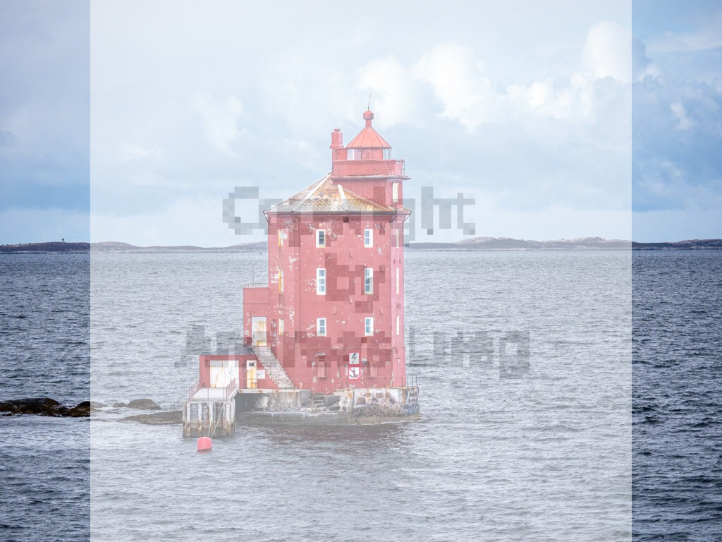 Blick auf rotes Leuchturmgebäude mitten im Meer