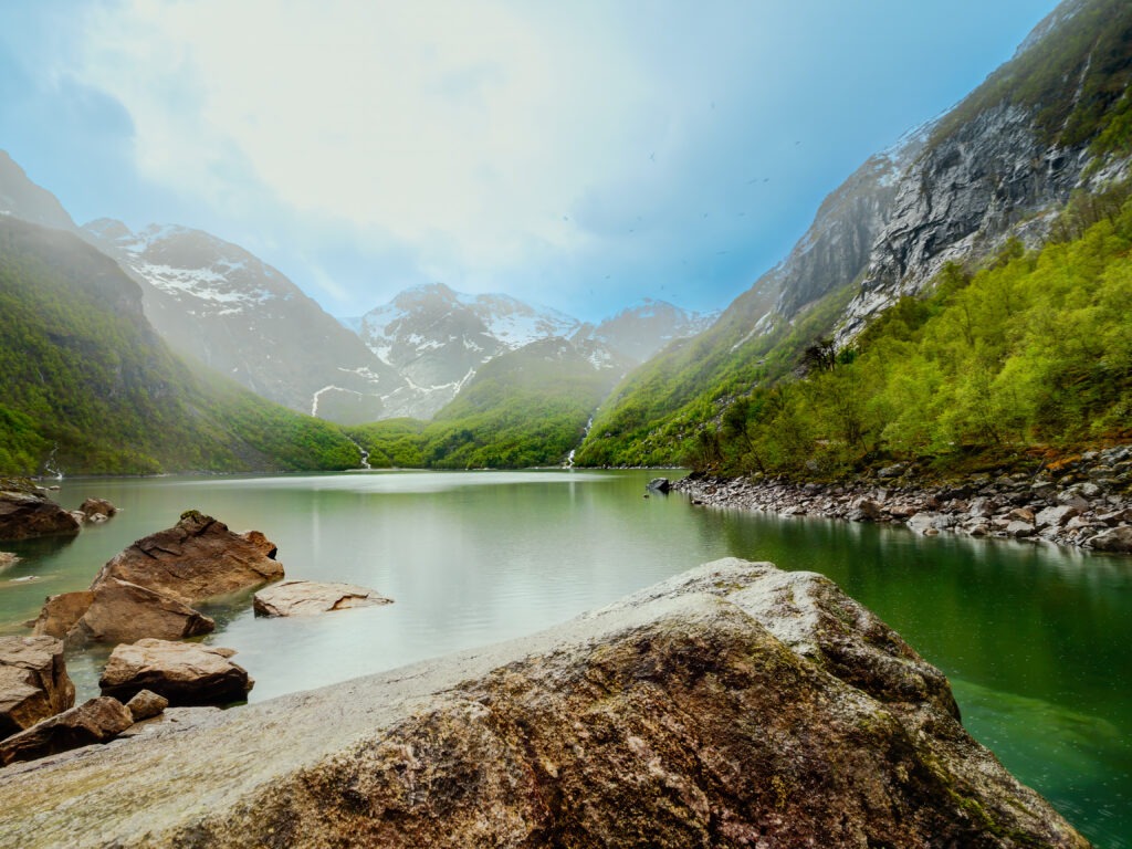 Norwegen Blick auf See und wunderschöne Landschaft